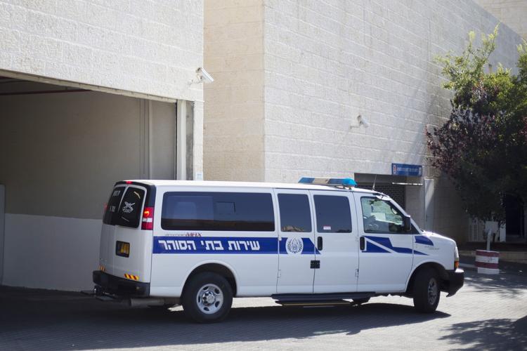 Internationalt. Et israelsk fængselskøretøj kører ud fra retten i Petah Tikva. Efterretningstjenesten Shin Bet anholdt sidste søndag tre mistænkte i drabet på palæstinensisk teenager. 