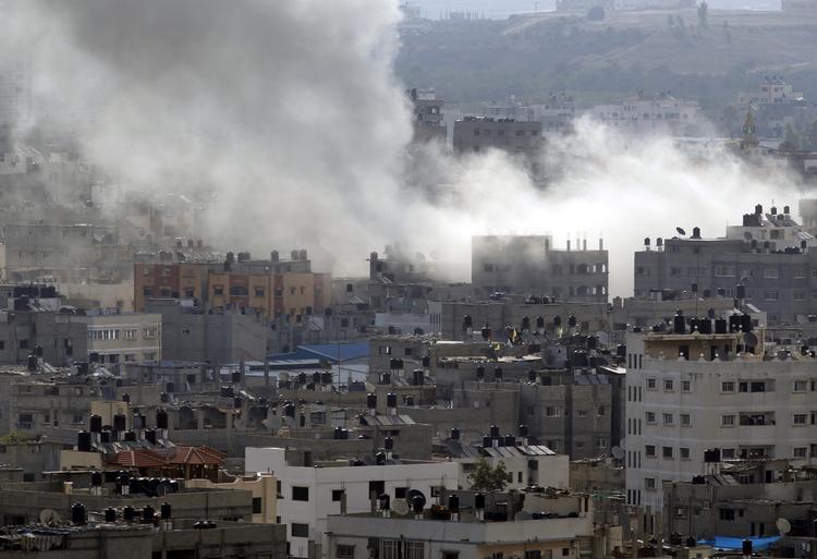 beskydning. Røgfaner efter et israelsk bombeangreb på Gaza i dag. 