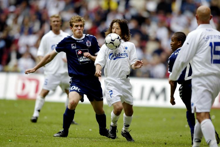 2003. FCK's hjemmebane på Østrebro i København har huset mange kampe i tidens løb. Her ses Morten "Duncan" Rasmussen fra AGF i kamp med FCK's Erik Mykland i en kamp, der ender 4-1 til hjemmeholdet. 