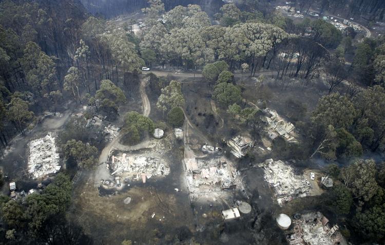 Skovbrand. Billedet viser ødelæggelserne fra Kinglake, nordøst for Melbourne, Australien. Branden kostede 119 mennesker livet, og i dag er erstatningssummens størrelse så afgjort. 