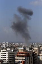 Luftangreb. En røgsøjle rejser sig over Gaza By efter endnu et israels angreb. 