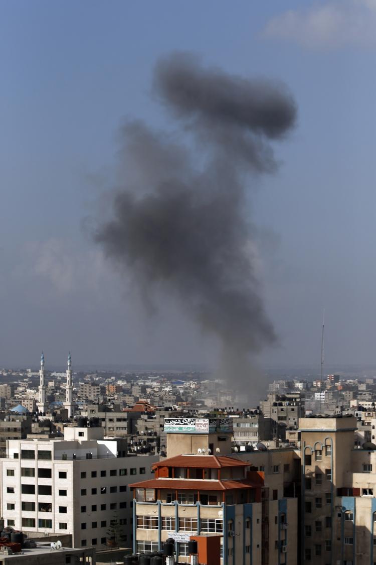 Luftangreb. En røgsøjle rejser sig over Gaza By efter endnu et israels angreb. 