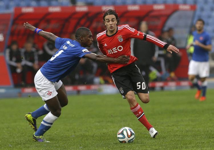 Markovic (th.) nåede at spille en enkelt sæson for Benfica, hvor han medvirkede til, at holdet vandt alle tre titler i Portugal og nåede finalen i Europa League. 