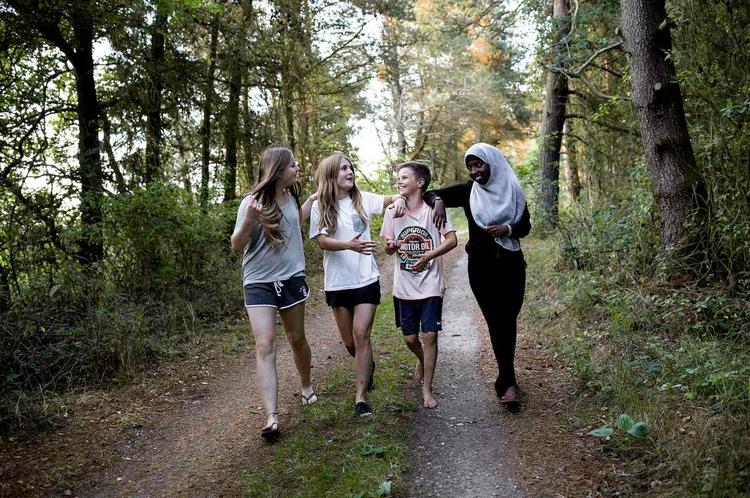 Sommeroplevelser. Olivia (nr .2 fra venstre) fra 6.u på Vibenshus Skolen har opbygget et fællesslab med sine skolekammerater på årets koloniferie i Rørvig. 