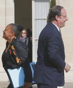 Den franske justitsminister Christiane Taubira, der her ses sammen med præsident Francois Hollande blev udsat for smædekampagne af ekstrem politiker. 