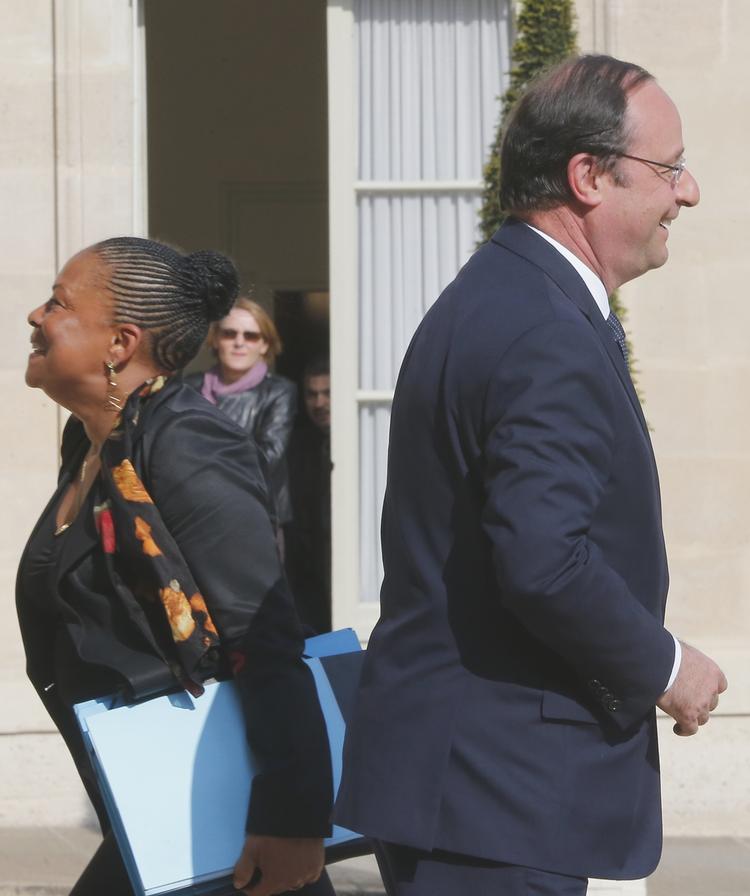 Den franske justitsminister Christiane Taubira, der her ses sammen med præsident Francois Hollande blev udsat for smædekampagne af ekstrem politiker. 
