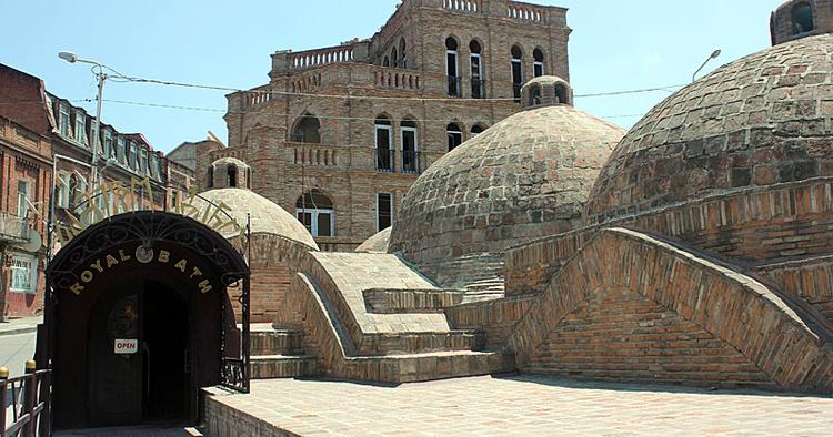 KONGELIGT BAD. Royal Bath er et af cirka en halv snes tilbageværende svovlbade i Tblisi i Georgien. Det er let genkendeligt på murstenskuplerne med lys- og luftindtag foroven. 