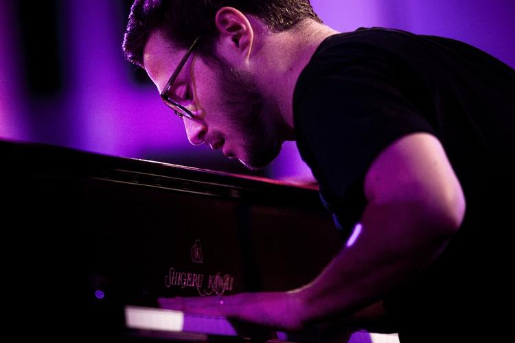 Substans. August Rosenbaum fik vist, at han kan improvisere substansfyldt i nuet uden at lade sig hæmme af krav om et perfekt slebet og afrundet resultat. Han tør bevæge sig ind i det enkle. 