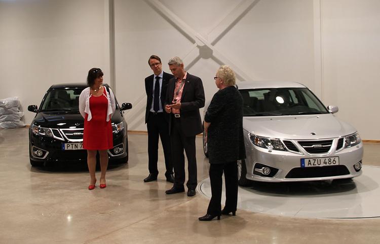 Ceremoni. Svenske kunder får overdraget deres nye Saab 9-3 på fabrikken. Nu finder der også 20 forhandlere i Sverige. 