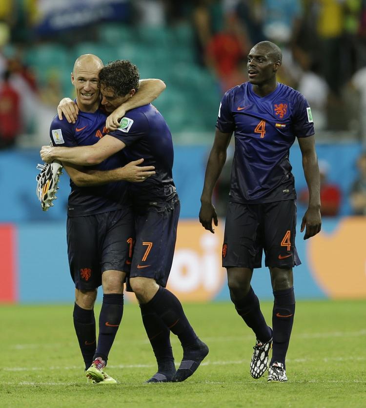 Skiftedag. Daryl Janmaat  giver Arjen Robben en karmmer, mens Bruno Martins Indi ser på. 