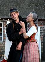 Krig. Thue Ersted Rasmussen og Meike Bahnsen spiller hovedrollerne i Erling Jepsens både morsomme og kritiske forestilling om nederlaget i 1864. 