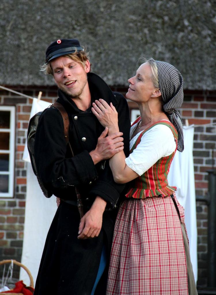 Krig. Thue Ersted Rasmussen og Meike Bahnsen spiller hovedrollerne i Erling Jepsens både morsomme og kritiske forestilling om nederlaget i 1864. 