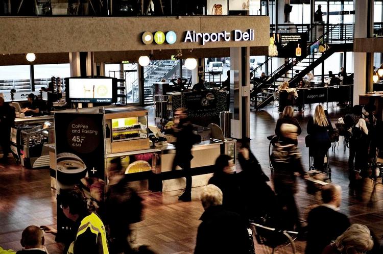 tidsfordriv. Man kan jo altid tilbringe ventetiden i lufthavnen med at spise. Men nu beder Kastrup sine passagerer om forslag til, hvad der ellers kan gøres. 