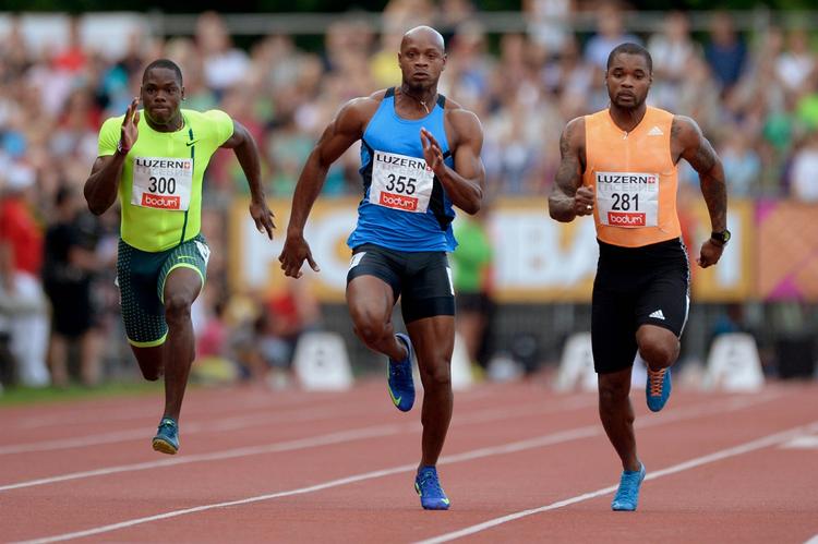 Comeback. Asafa Powell (i midten) har hvert år siden 2004 løbet under 10,00 sekunder. 