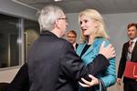 ROS. Der bliver ikke sparet på de rosende gloser hos den nuværende formand for Europaparlamentet på vej ind til et møde ind til de socialdemokratiske medlemmer af Europaparlamentet. Her hilser hun inden mødet på den nye kommissionsformand Jean-Claude Juncker. 