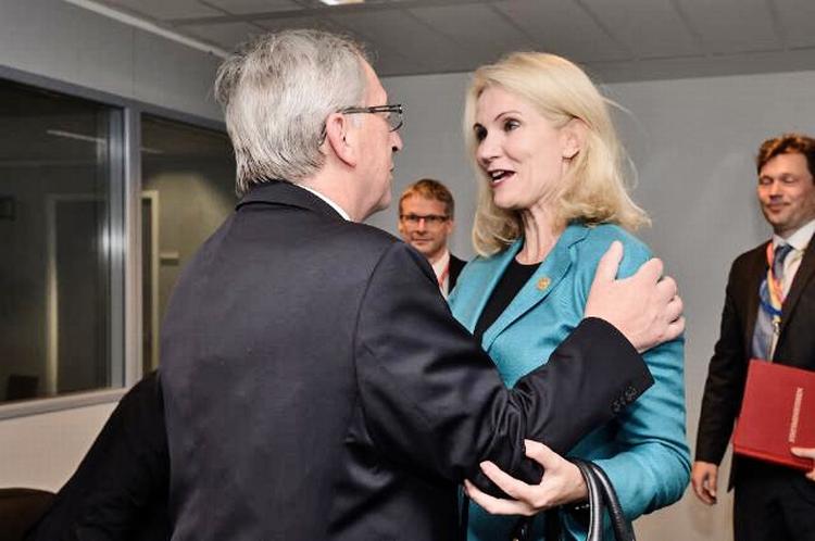 ROS. Der bliver ikke sparet på de rosende gloser hos den nuværende formand for Europaparlamentet på vej ind til et møde ind til de socialdemokratiske medlemmer af Europaparlamentet. Her hilser hun inden mødet på den nye kommissionsformand Jean-Claude Juncker. 