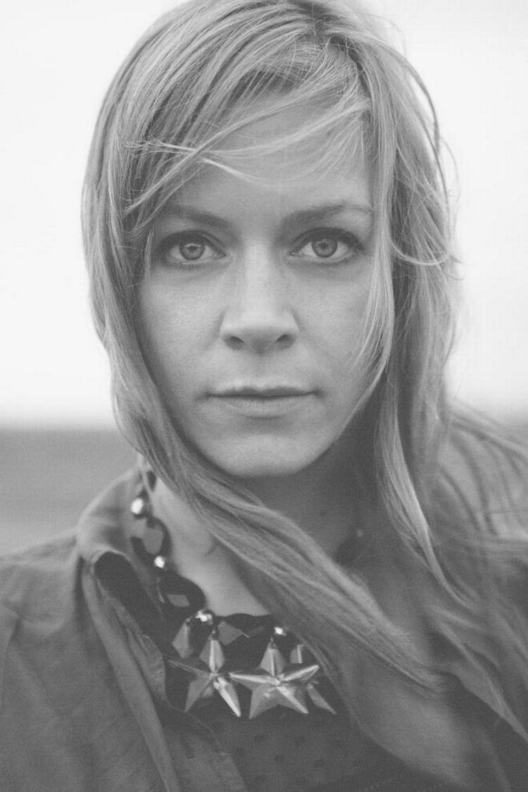 Sangerinde. Ane Trolle udgav sin solodebut 'Honest Wall' i 2012. 