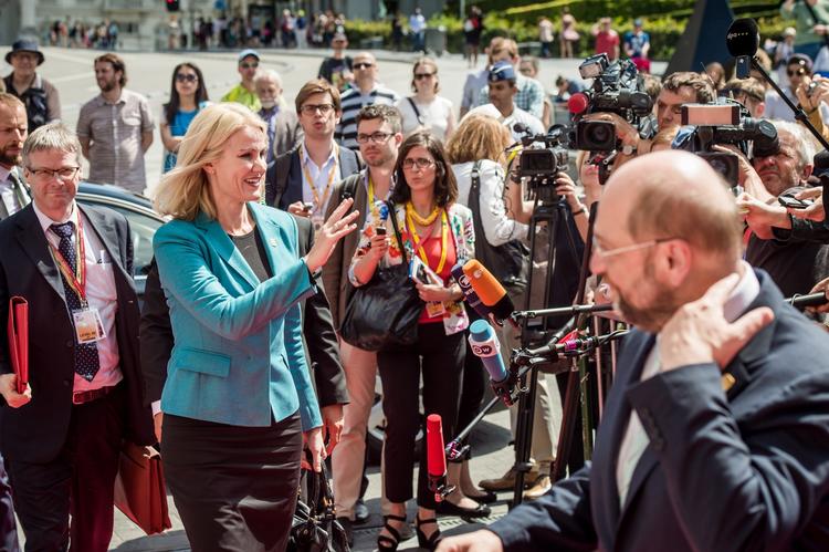 Spekulationer. På vej videre i et presset topmøde-program har Helle Thorning-Scmidt igen måtte svare på spørgsmål om sit eventuelle kandidatur til posten som EU-præsident. Her ankommer hun til topmødet i Bruxelles. 