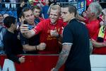 Selfie. Brøndby IF - Liverpool FC spillede træningskamp og Daniel Agger var en populær mand på den tidligere hjemmebane. 