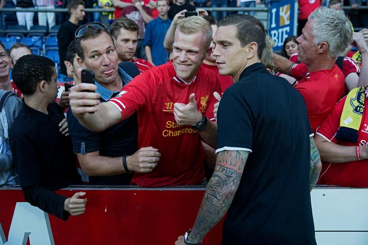 Selfie. Brøndby IF - Liverpool FC spillede træningskamp og Daniel Agger var en populær mand på den tidligere hjemmebane. 