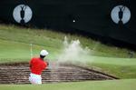 Thorbjørn Olesen hilser på en af de store bunkers på Royal Liverpool under en træningsrunde. 