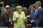 Den tyske kansler Angela Merkel, center diskuterer med den rumænske præsident Traian Basescu (tv.) og Finland's premierminister Alexander Stubb (th.). 
