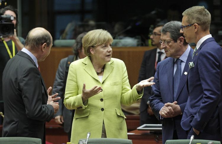 Den tyske kansler Angela Merkel, center diskuterer med den rumænske præsident Traian Basescu (tv.) og Finland's premierminister Alexander Stubb (th.). 
