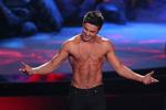 Barbrystet. Det er det, der sker. Zac Efron modtog for nylig en MTV-pris for Bedste Barbrystede Optræden, og mens han stod med prisen, gik prisoverrækkeren om bag ham og trak skjorten af. Det kunne han godt bære. 