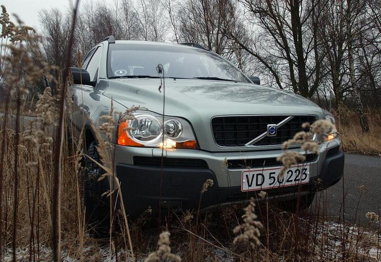 alsidig. Her holder Volvo XC90 sig pænt til rabatten, men den kan begå sig i ganske krævende terræn. 