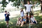 Balance. Christian Skylv  balancerer mens Clara, Rosalina, Kristoffer, Johanna og instruktør fra slackline.dk Søren Riis Andersen kigger på. 