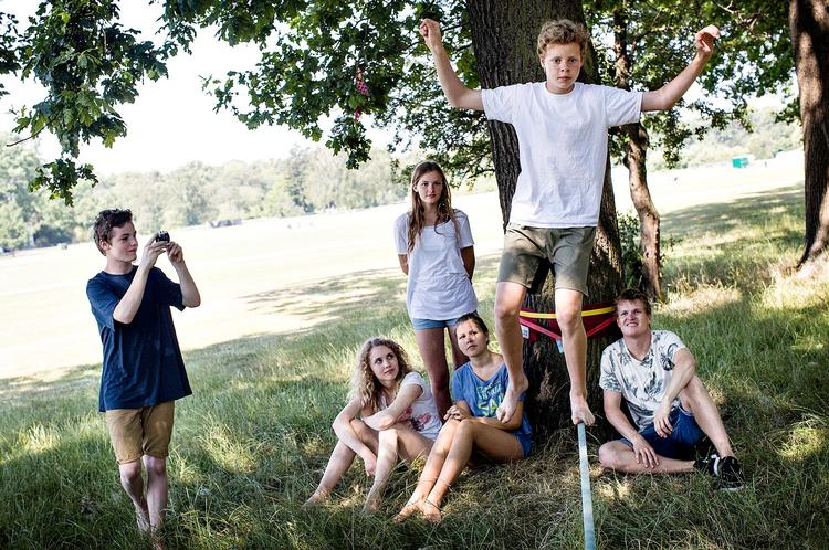 Balance. Christian Skylv  balancerer mens Clara, Rosalina, Kristoffer, Johanna og instruktør fra slackline.dk Søren Riis Andersen kigger på. 