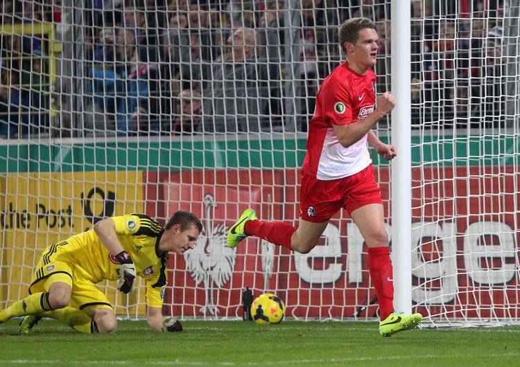 Skifte. Matthias Ginter (th) regnes for det største forsvarstalent i tysk fodbold. 