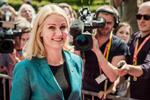 Statsminister. Helle Thorning-Schmidt (S) hævder fortsat, at hun ikke er kandidat til nogen toppost i EU. Det får dog ikke spekulationerne om europæiske karriereplaner til at forstumme. Dansk Folkeparti mener, at den fortsatte usikkerhed må skabe kaos i regeringen. 