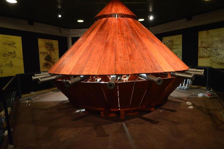 Frygtindgydende. Leonardo da Vinci-udstillingen viser en lang række modeller bygget ud fra den italienske renæssancemesters tegninger. Her ses en flere meter høje model af en pansret kampvogn.