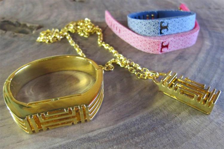 ELEKTRONIKMODE. Den amerikanske modedesigner Tory Burch giver et bud på, hvordan fitness-sensoren Fitbit også kan pakkes ind. Alternativet er Fitbits eget sorte gummiarmbånd, som ser helt anonymt ud. 