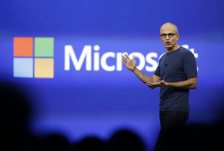 MASSEAFSKEDIGELSE. Topchef Satya Nadella kalder det en nødvendig beslutning, at virksomheden skal skære i medarbejderstaben. 