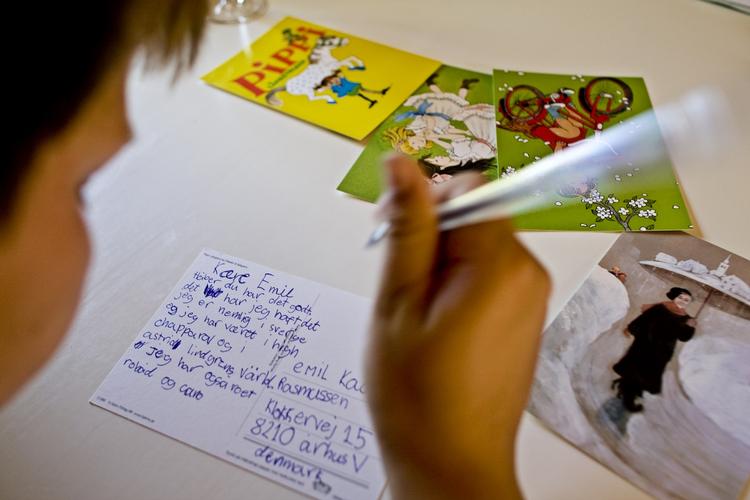 Kontakt. Tre apps hjælper dig med at holde kontakt med venner og familie henover sommeren, så postkortene måske bliver overflødige. 