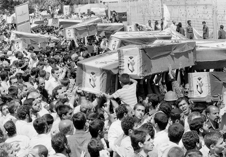Uheld. Efterladte bærer deres døde til graven, efter det amerikanske krigsskib USS Vincennes i 1988 ved en fejl skød det iranske passagerfly IR655 ned og dræbte alle 290 om bord. 