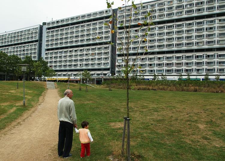 Løft. Med økonomisk råderum kan man ofte mindske det sociale handikap, der følger af mangel på penge til tøj, ordentlig mad og transport, som besværliggør integrationen. 