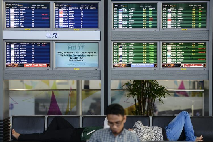 Lufthansa og KLM har tidligere benyttet korridorer gennem Ukraine. Men nu vil de to selskaber ifølge Bloomberg ændre sine ruter helt for at undgå ukrainsk luftrum. 