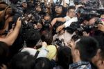 Malaysia Airlines er stadig igang med at kontakte de pårørende. Men i Kuala Lumpur offentliggjorde det statslige flyselskab en opdateret liste, som viser, at der var 298 personer ombord. Heriblandt 3 babyer. 