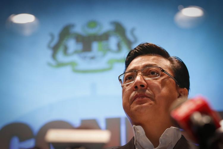 Transportminister Liow Tiong Lai understreger, at det nu er vigtigt, at området, hvor vragrester, ejendele og adskillige lig er styrtet ned, nu bliver sikret af respekt for de døde og de pårørende, og så sandheden om katastrofen kan blive afdækket.. 