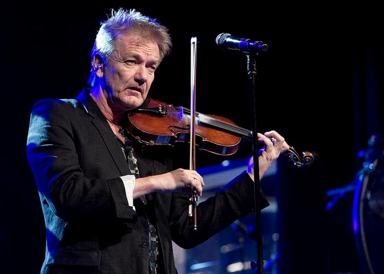 Harme. Lars Lilholt er en af de 27 underskrivere, der i et manifest tager afstand fra israelernes angreb mod civile og besættelse af Gaza, Østjerusalem og Vestbredden. 