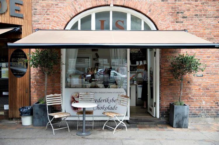 Tyngde og tradition. Frederiksberg Chokolade matcher i sin indretning fornemt den fine allé. Også isen er helt i top. 