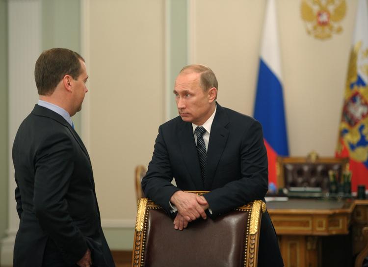 PRES. Præsident Vladimir Putin ses her i samtale med Ruslands premierminister Dmitrij Medvedev, efter de har holdt et øjebliks stilhed for ofrene for flystyrtet. 