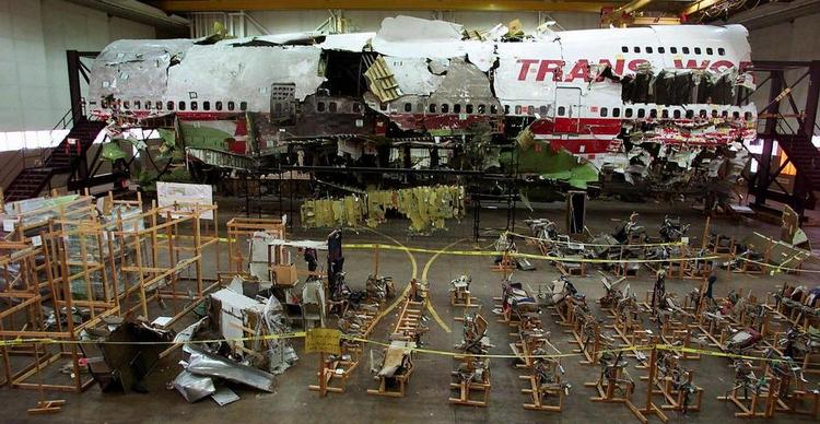 puslespil. 96 procent af det forulykkede TWA 800-fly blev bjærget og samlet igen. Den definitive årsag til styrtet er aldrig fastlagt. 