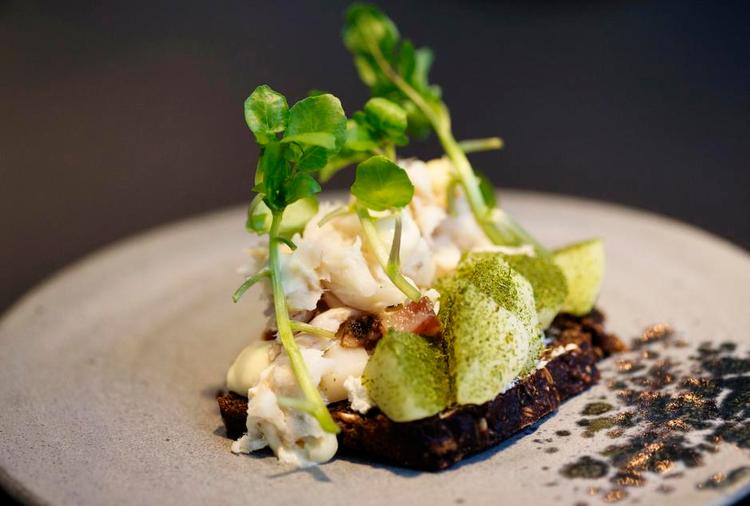Genopdaget. Sådan kan smørrebrød også se ud. Øl &amp; Brød på Vesterbro er et af de nye steder i København, der får stor ros for tilgangen til klassisk dansk mad. 