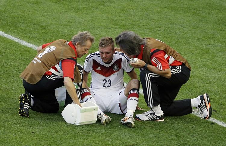 hjernerystelse. Christoph Kramer får behandling på banen under VM-finalen, men får lov at fortsætte kampen. 