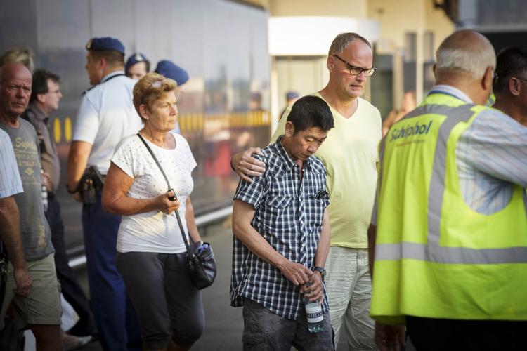 Internationalt. Pårørende til passagerer om bord på MH17 bliver ført til en bus i Schiphol lufthavn. 