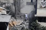 Optrapning. En palæstinensisk mand står i ruinerne af et hus, der er blevet ramt af et israelsk missil i Gaza. Israelsk militær har nu også sat tropper ind på landjorden, og premierminister Benjamin Netanyahu varsler nu yderligere optrapning af konflikten. 